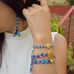 Combo de 3 pulseras artesanales tejidas a mano por artesanas triqui con dijes de chapa de oro, en tonos azules y morados