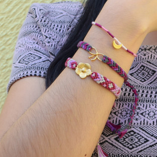 Combo de 3 pulseras artesanales tejidas a mano por artesanas triqui con dijes de chapa de oro, en tonos morados