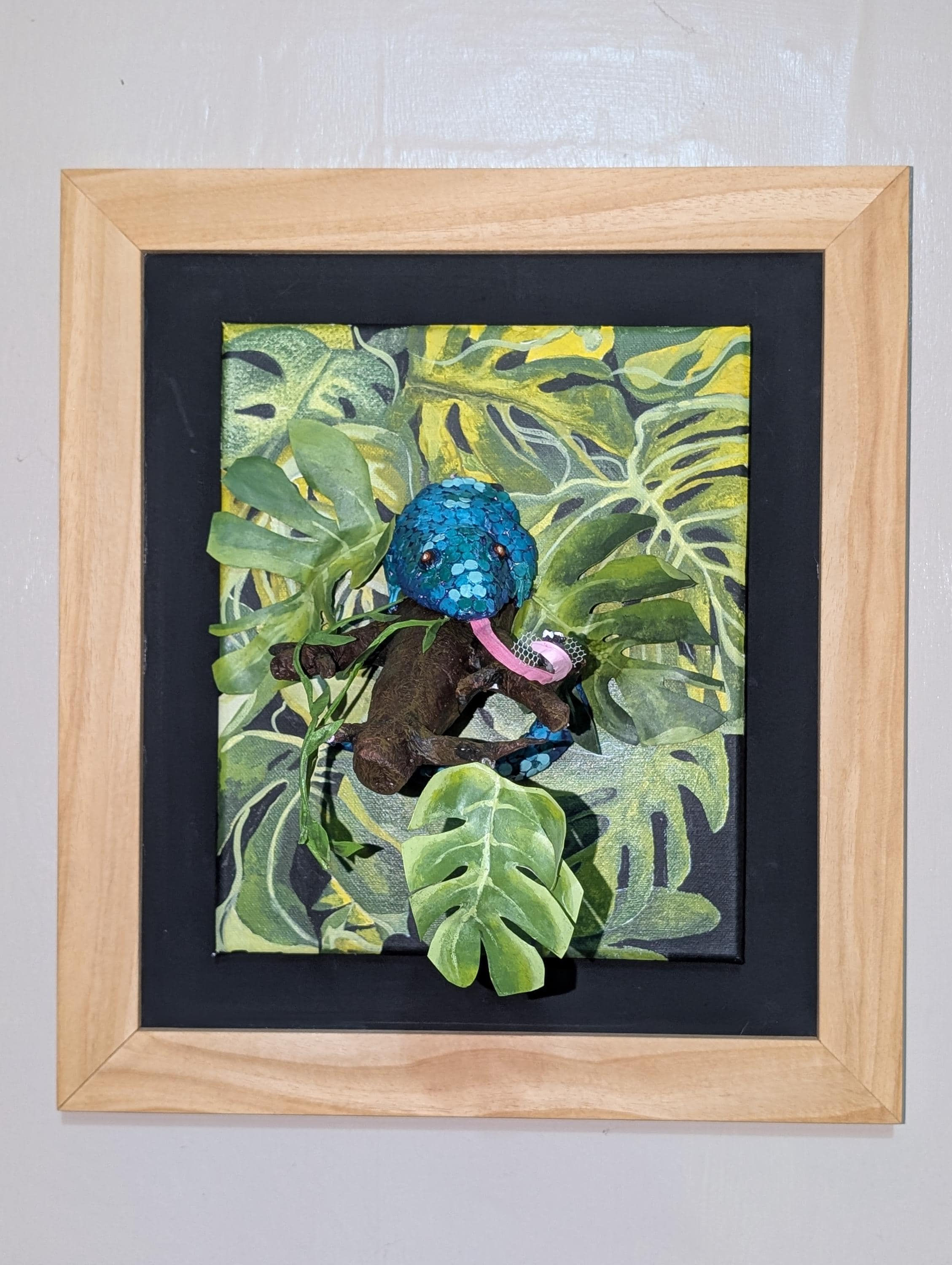 unique paper-mache lizard, 3 dimensional picture that looks like it is crawling
