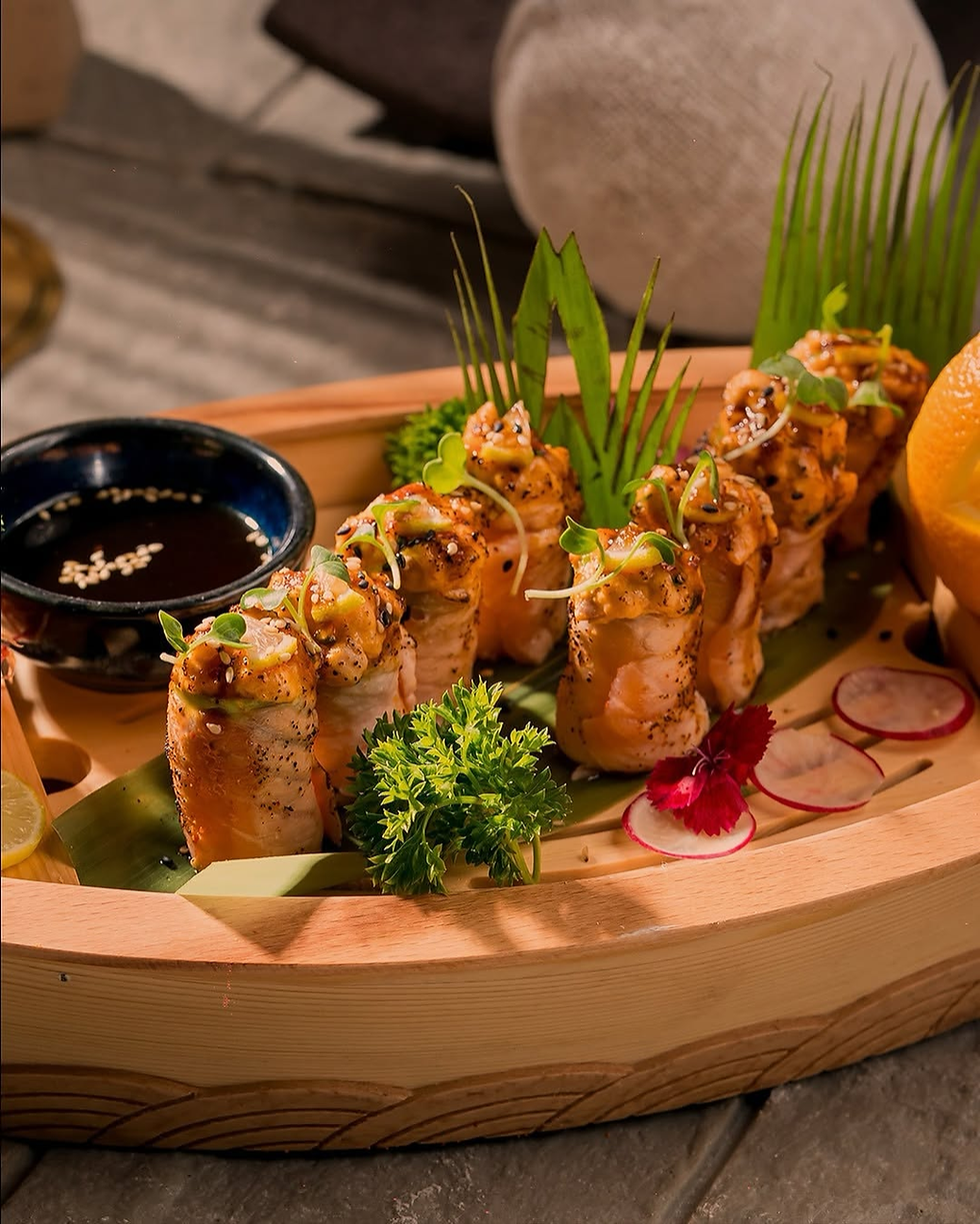 Zimmaya's food menu offers a range of soups, salads, dimsums and main course. With an all-day dining menu, Zimmaya welcomes diners of all kinds with its well-laid out menu that will take you on a gastronomic journey in no time. What makes the menu stand out is the variety, fusion flavours and a touch of innovation in every dish. Must-try dishes include Enoki Tempura Sushi, Garlic Hummus and Crackle Turnip Cake.