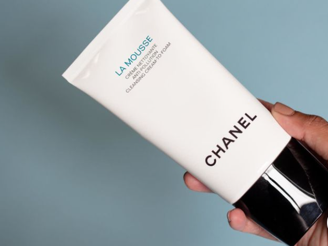 A transforming cleanser that keeps the skin's natural balance while efficiently removing pollutants, grime, and makeup is the Chanel La Mousse Cleansing Cream-to-Foam. This mild recipe offers a thorough but pleasant cleaning, beginning as a cream and evolving into an opulent foam.