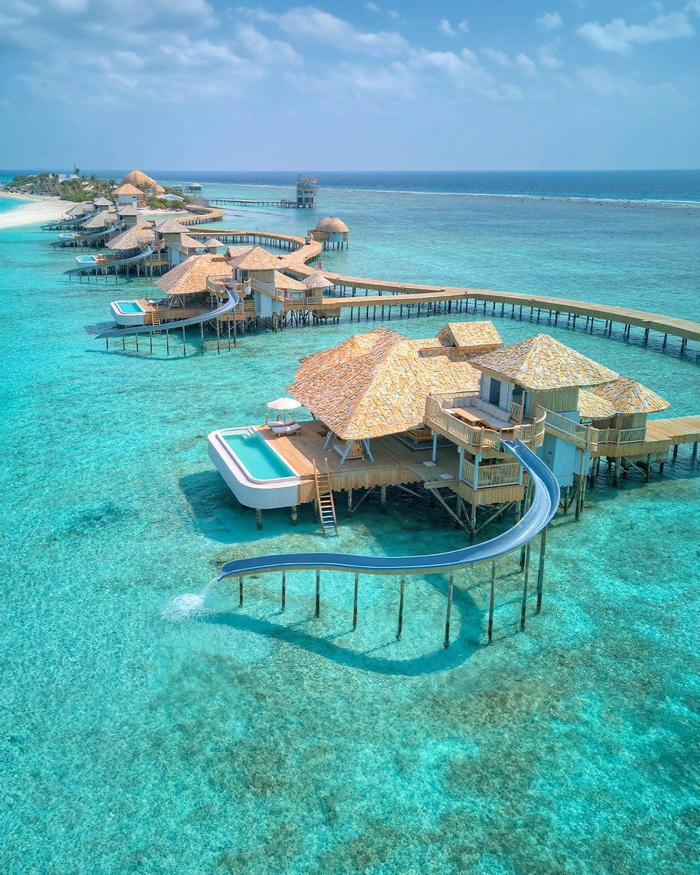 The resort is famous for its unparalled service team for each villa including a private chef, barefoot guardian and barefoot assistant allowing for an ultra-personalised experience at the resort. One can enjoy an array of culinary delights and indulge in activiies like snorkeling and stargazing for a wholesome experience at this luxury spot.