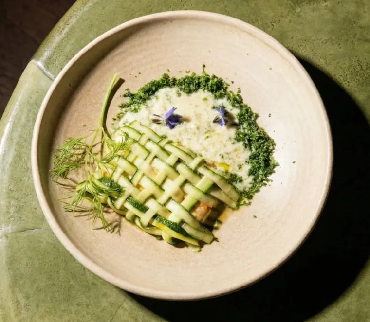 Here are a few recommendations you can try when you pay a visit to this restaurant.







Lamprais



Kiribath



Hoppers



Kottu Roti



Guava Pie



Annasi Clarified Cocktail
