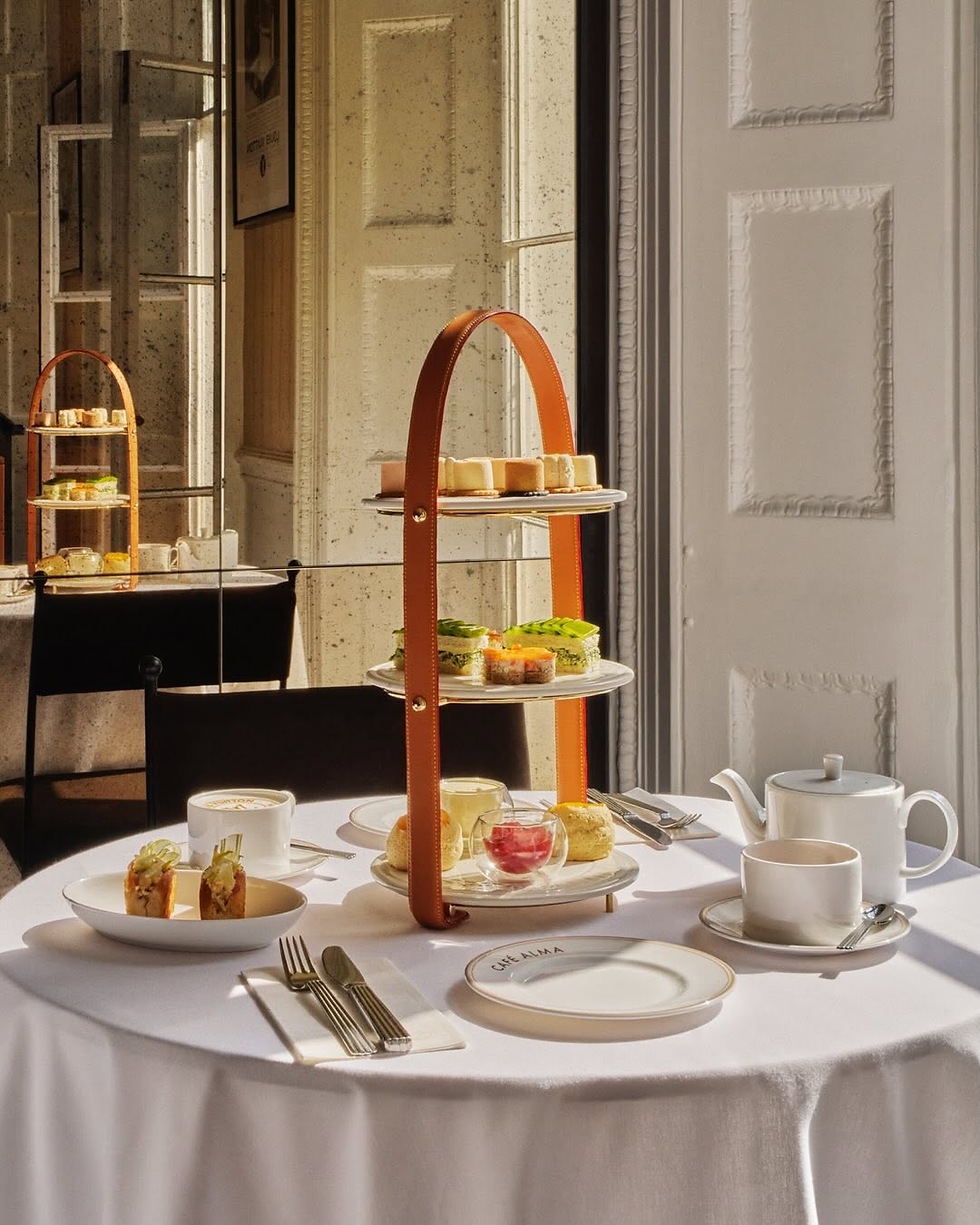 At the heart of the experience sits Cafe Alma, a sophisticated dining concept inspired by the timeless Alma bag. The café channels classic Parisian elegance through Art Deco interiors, soft lighting and refined table settings. Guests can enjoy a signature luncheon menu celebrating seasonal British ingredients, alongside beautifully presented monogram desserts and pastries. Afternoon tea is another highlight, featuring savoury bites, freshly baked scones and Louis Vuitton-branded patisserie creations that are as visually striking as they are indulgent. Reservations are strongly recommended, especially during weekends, as Cafe Alma has quickly become one of London’s most in-demand luxury dining experiences this season.