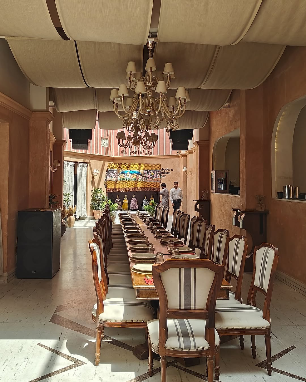 Located in Ashok Nagar, Paro offers a heritage-inspired ambience and is known for its signature cocktails. With plush upholstery, swaying chandeliers and live music, Paro brings together a high-energy vibe complemented by a captivating view of the city. Diners can enjoy fusion cuisine along with delicately crafted cocktails at this modern Indian bar. 