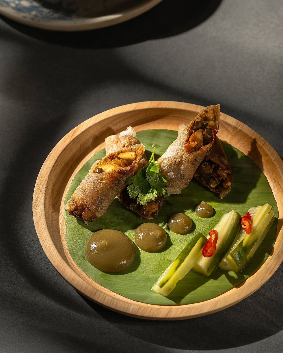 Here are a few dishes from the menu you definitely shouldn’t miss:
Popiya Khi Mao
Northern Khao Soi
Watermelon Larb
Krabi Toddy cocktail
Passion and Peppers cocktail