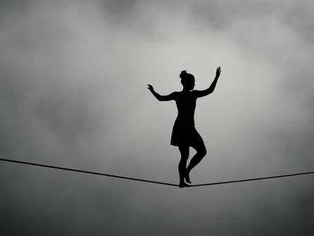 Mulher se equilibrando na corda bamba