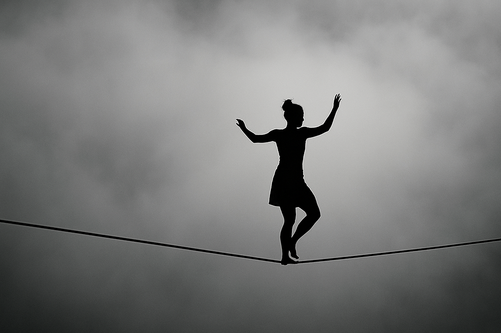 mulher se equilibrando na corda bamba