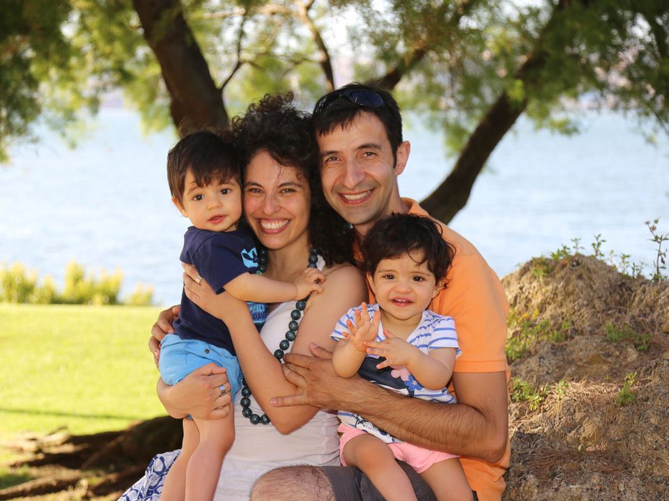 Sessão fotográfica de família ao ar livre num parque natural