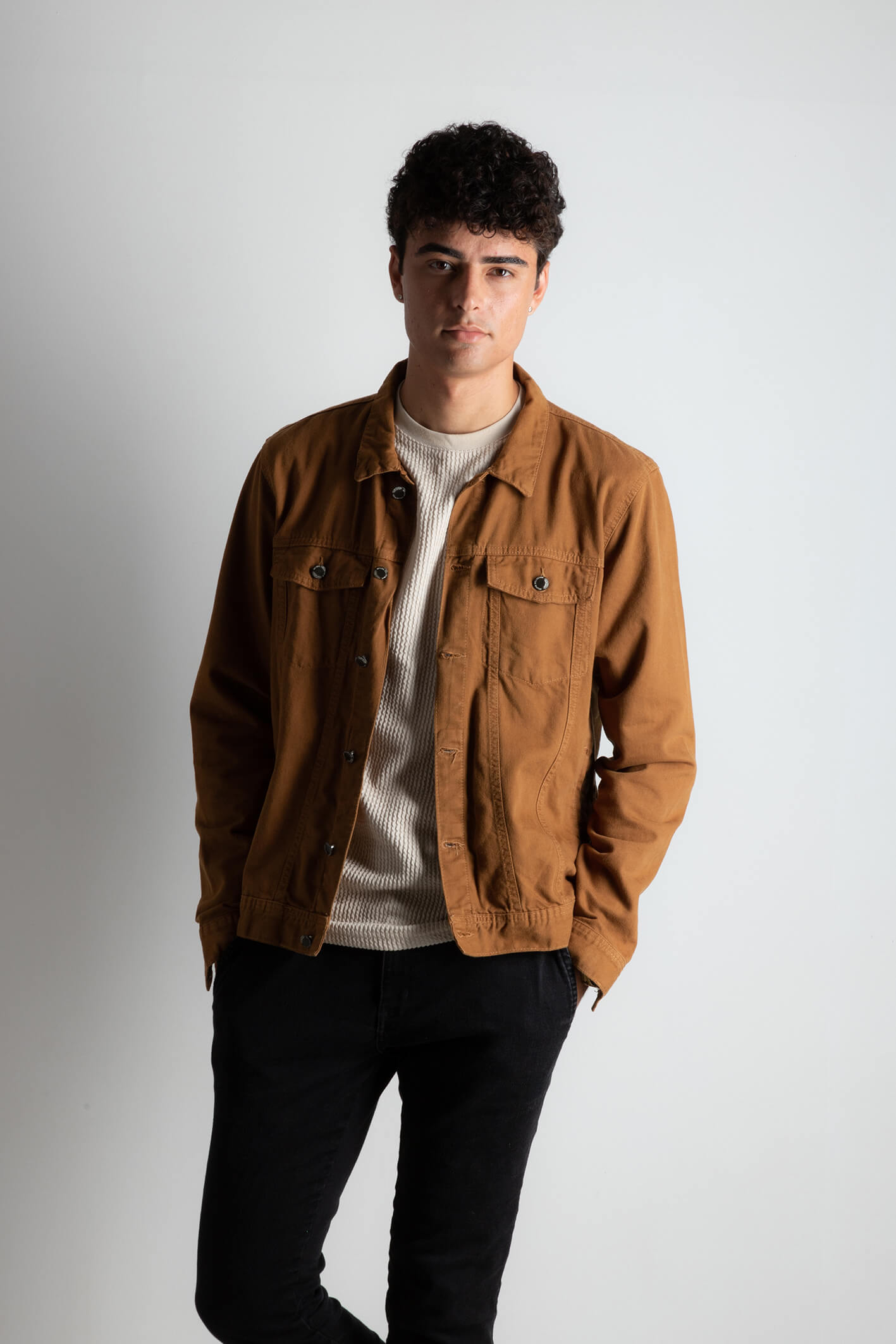 Book fotográfico com estilo vintage em estúdio vermelho. #EstiloVintage #Estúdiofotográfico #GlamourDoPassado