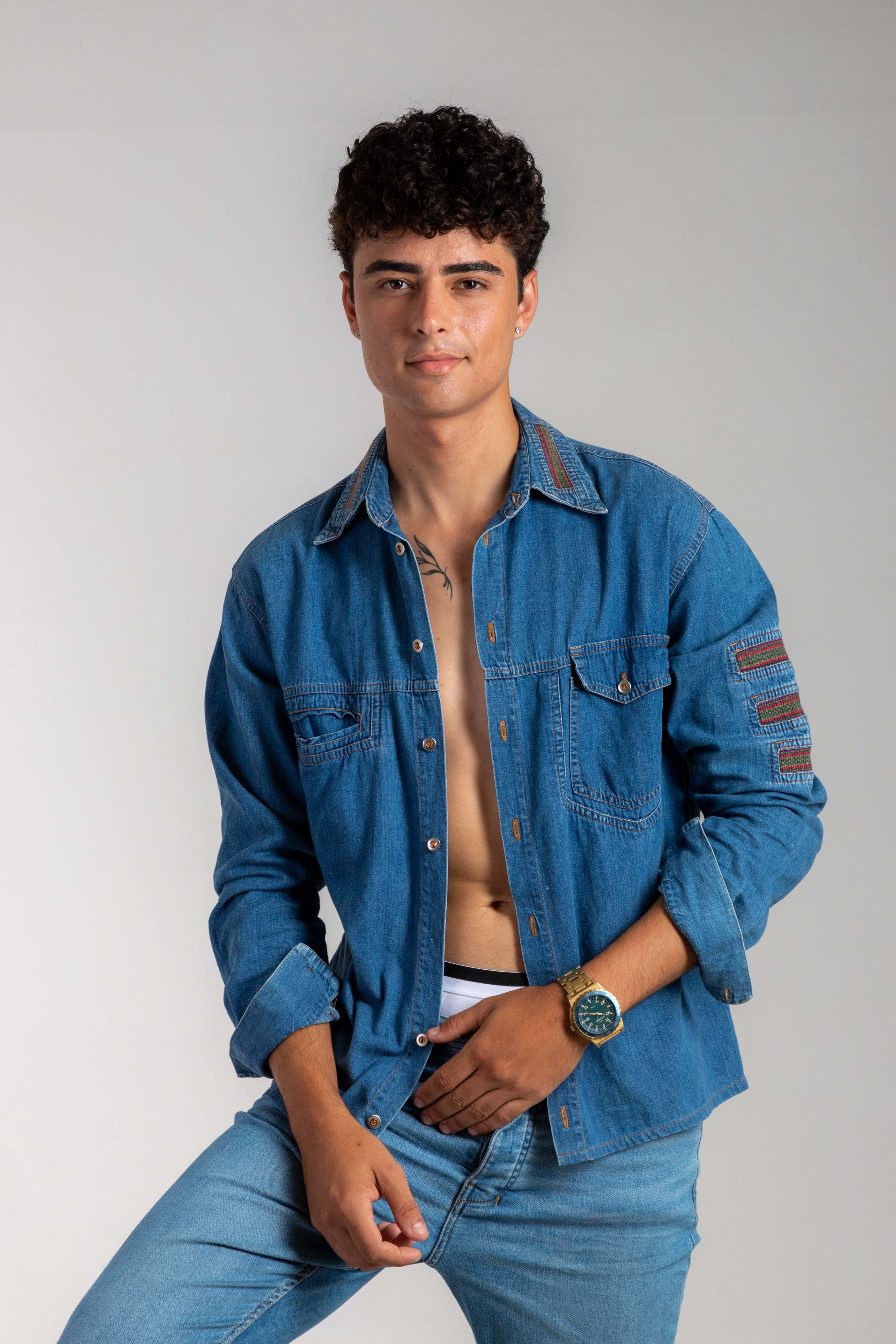 Book fotográfico masculino em estúdio, incorporando estilo clássico. #Estúdiodefotos #Elegânciamasculina #EstiloAtemporal