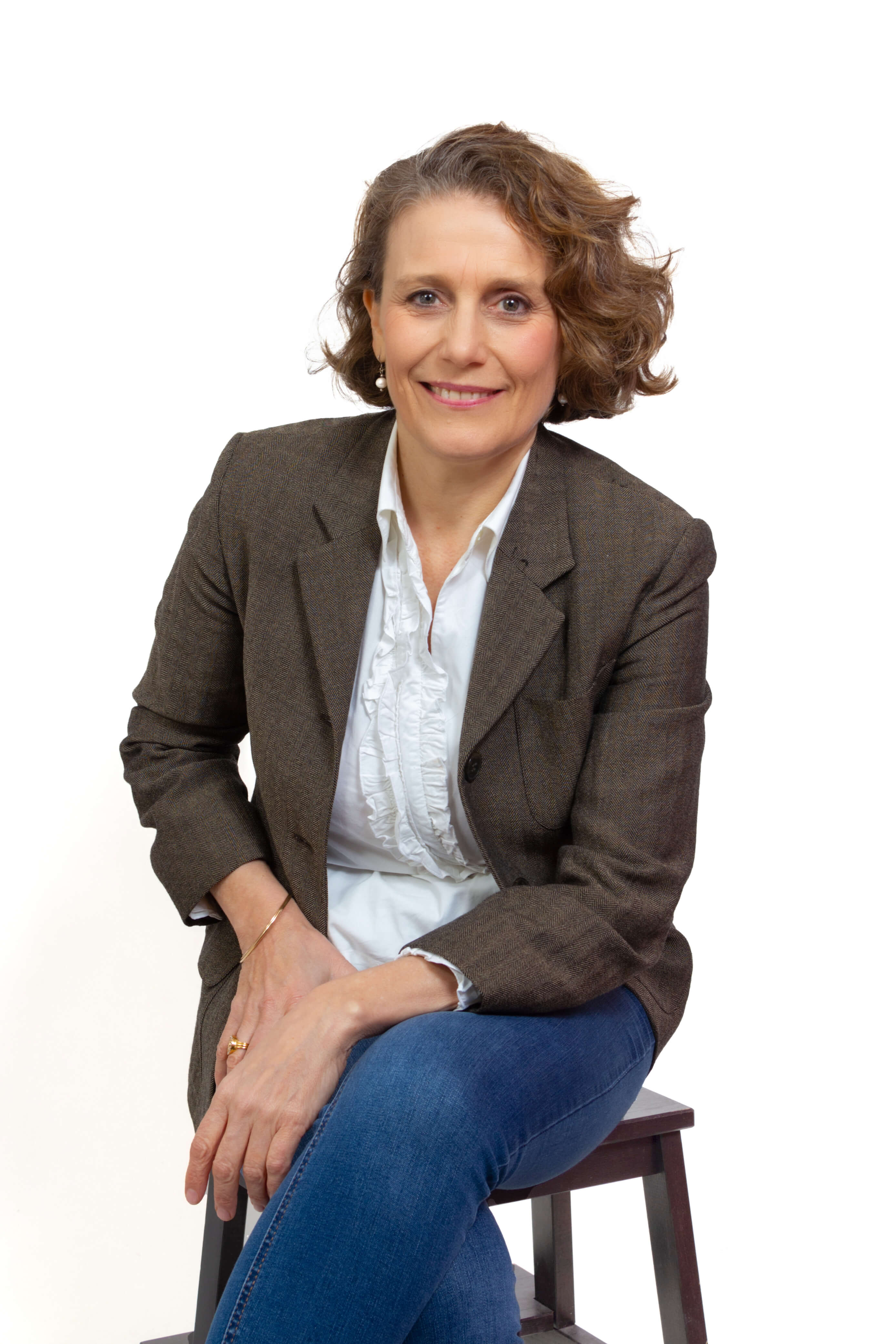 Sessão fotográfica em estúdio sereno para uma conexão natural. #SessãoFotográfica #EssênciaAutêntica #ConexãoNatural