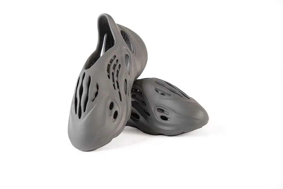 sandálias estilo foam runner pretas, fotografia de produto para e-commerce
