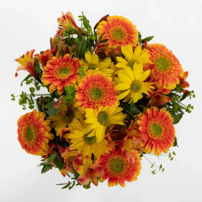 centro de mesa com flores frescas e cores primaveris para loja online