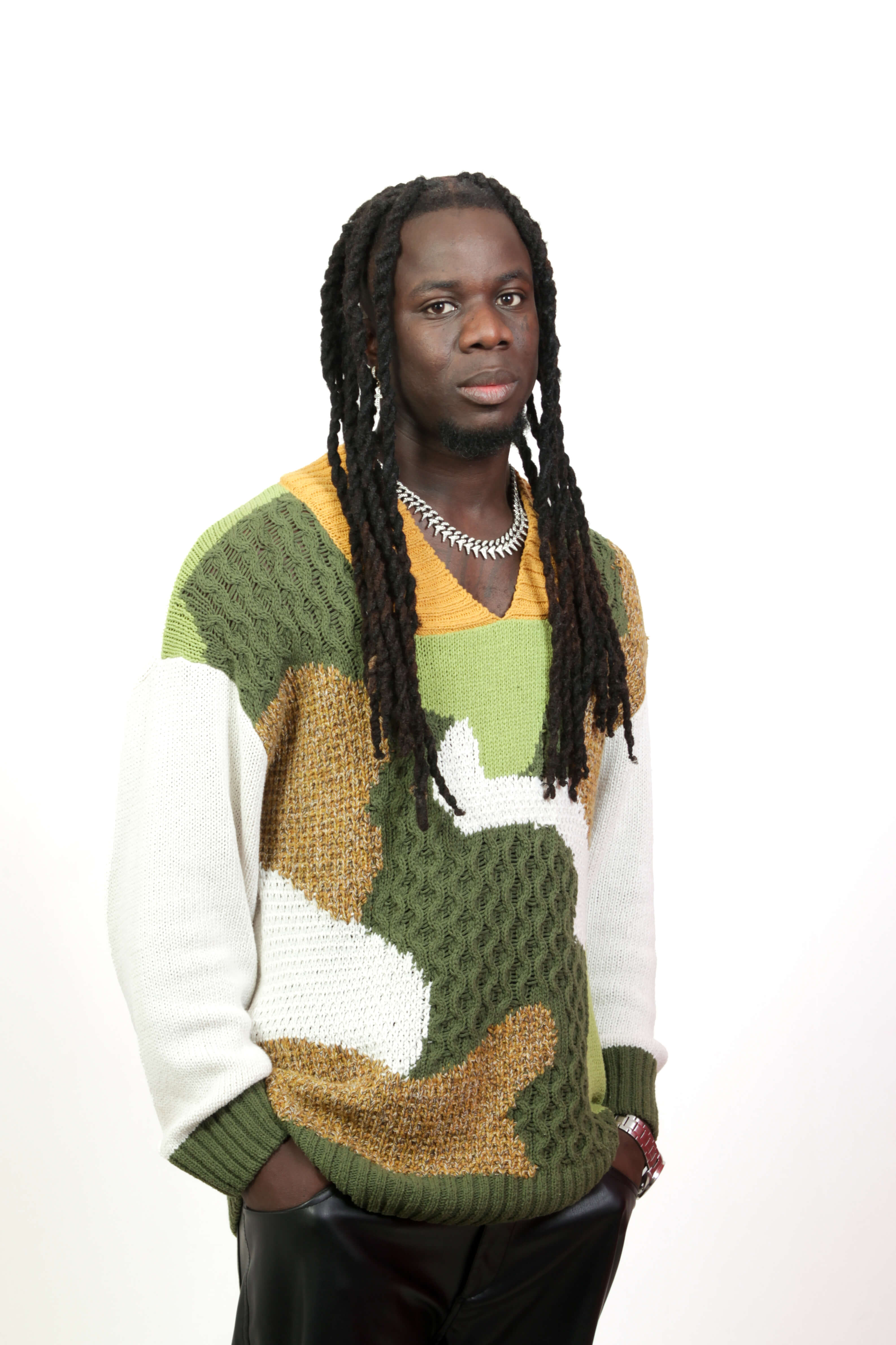 Sessão fotográfica urbana para book masculino em estúdio preto. #BookMasculino #EstúdioPreto #EstiloUrbano