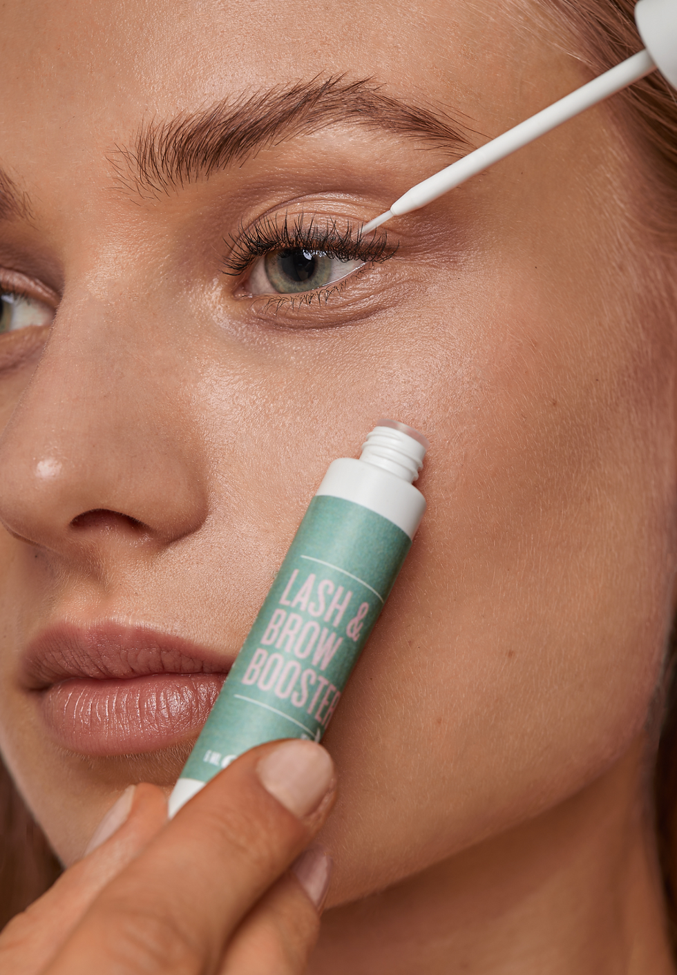Application sérum cils et sourcils LASH & BROW BOOSTER