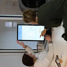 Consultation et diagnostic cutané approfondi de la peau d'une patiente au cabinet de dermo-esthétique Dermaclear à Chantilly.