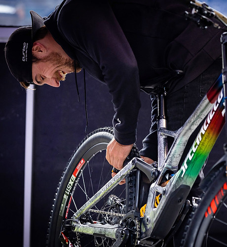 Mécanicien vélo qui entretien un VTT professionnel