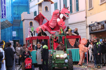PARABIAGO - CARNEVALIAMO 2026, un grande successo. La Comunità in Piazza MAGGIOLINI a festeggiare il Carnevale.