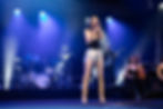 Bollate - Arisa, una delle voci più popolari e raffinate del panorama musicale italiano, è stata di scena nella serata di ieri sul palco del Festival di villa Arconati, giunto al suo terzo appuntamento. In una breve cronistoria del suo percorso artistico, non si può non ricordare il suo debutto al Festival di Sanremo 2009 con Sincerità, in cui sembrava essersi consegnata al pubblico come una figura curiosa e anticonvenzionale. Dietro quell'immagine rassicurante dell’esordio, si celava un'interprete di rara sensibilità, destinata a emanciparsi rapidamente dall'etichetta di "rivelazione sanremese". Le produzioni successive hanno progressivamente spostato il baricentro verso un linguaggio più adulto, nel quale la ricerca interpretativa ha assunto un ruolo centrale nella sua carriera. La vittoria al Festival di Sanremo 2014 con Controvento è stato il momento della definitiva consacrazione, sfociata poi in una discografia sempre più ricca di sfumature sofisticate. Ha attraversato anche lei il guado stagionale a cui pare, che ogni artista moderno non possa sottrarsi: sto parlando del “Tormentone estivo”. Come si può dimenticare “L’esercito del selfie” che ci ha fatto compagnia per tutta l’estate 2017. Parallelamente alla carriera discografica, Arisa ha saputo affermarsi anche come attrice, conduttrice televisiva e coach nei principali talent show, esperienze che hanno ampliato il suo profilo pubblico mettendo in risalto le sue qualità umane oltre che artistiche.
