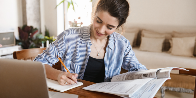 mujer estudiando