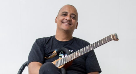 Cantor Serginho Marques vai puxar a Ala Inclusiva do Baianas Ozadas