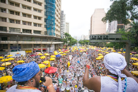 Com homenagem a Gilberto Gil, Baianas Ozadas agita milhares de foliões no Centro de BH