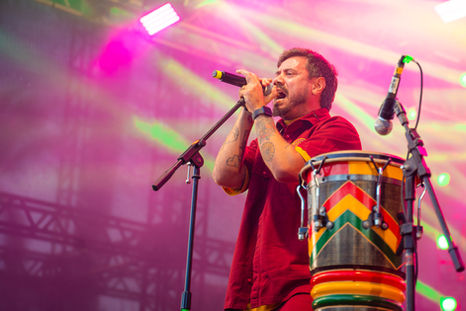 Planta e Raiz desembarca em BH nesta sexta-feira com show da turnê "Flor de Fogo"