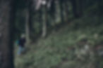 Fille randonnée dans la nature