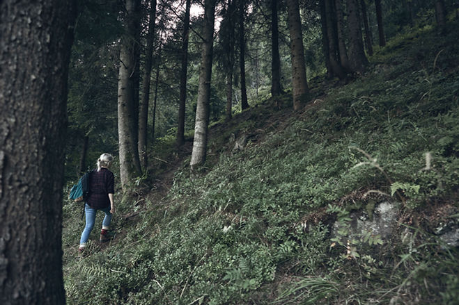 Fille randonnée dans la nature