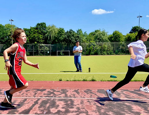 Kinder beim Staffellauf