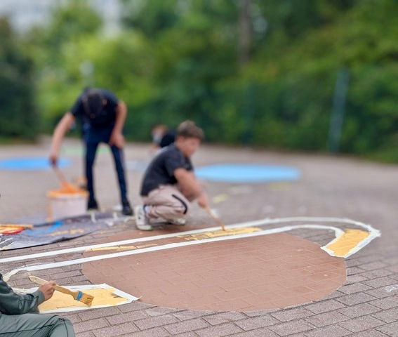 Die Klasse 6d bemalt den Schulhof der Schule in der Köllnischen Heide.