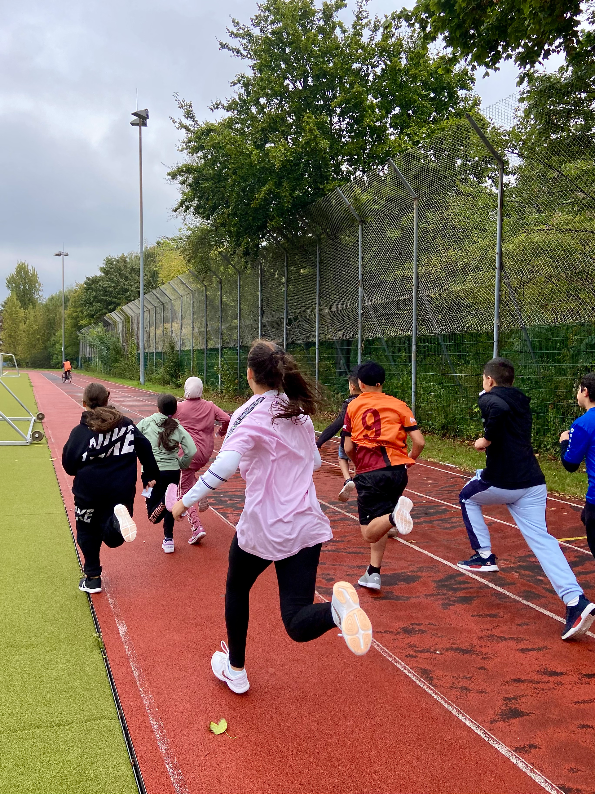 Kinder beim Crosslauf