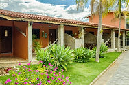 Fachada dos Chalés (varandas e jardim).jpeg