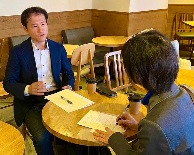 不動産投資カフェ会で不動産の相談を行う様子