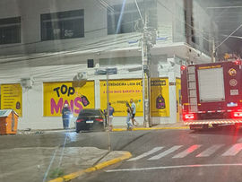 Motorista colide contra loja no Centro de Cachoeira do Sul e foge antes da chegada do socorro