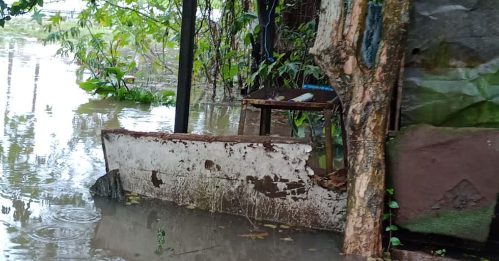  Esgoto misturado com a água da chuva invade residência da moradora.