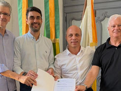 Cachoeira do Sul é contemplada com retroescavadeira por indicação de Carlos Gomes