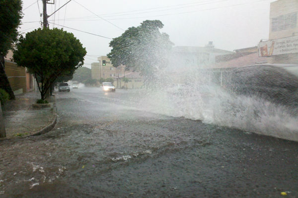 Semana começa com chuva forte e previsão de mais de 60 mm nesta terça em Cachoeira