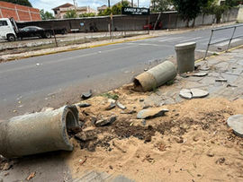 Carro volta a atingir proteção na entrada de alunos da Escola Borges de Medeiros em Cachoeira do Sul
