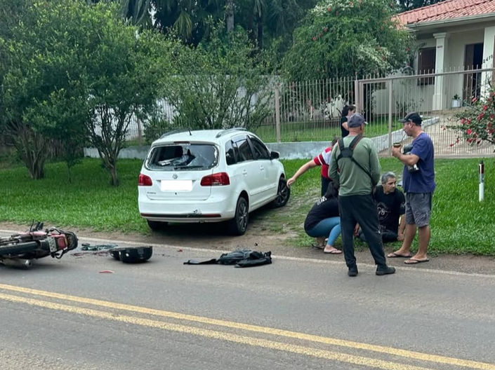 Motociclista de 53 anos fica ferido após colidir em traseira de veículo na Volta da Charqueada
