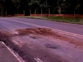 Cratera aberta no asfalto oferece risco a motoristas na volta da Charqueada