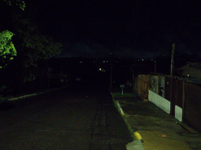 Moradores do Funcap não suportam mais ficar sem luz: bairro enfrenta nova queda de energia após vento