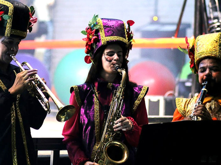 Trupe do Natal Cachoeira leva música e espírito natalino ao comércio local nesta quinta-feira