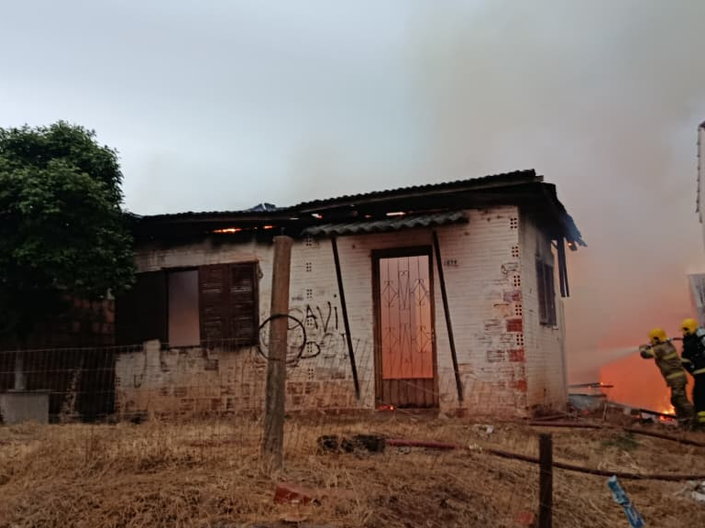 Casa é consumida por incêndio no Bairro Medianeira