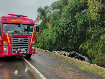 Casal uruguaio fica ferido após saída de pista na BR-290, em Cachoeira do Sul