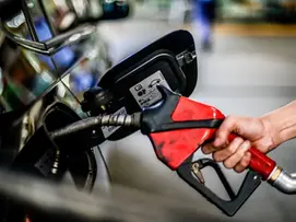 Governo federal anuncia subsídio para tentar frear alta da gasolina e do diesel