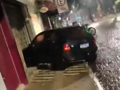 Motorista perde controle, invade calçada e atinge fachada de lotérica no Centro de Cachoeira do Sul