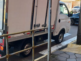 Caminhão é flagrado estacionado sobre faixa de segurança no Centro de Cachoeira do Sul