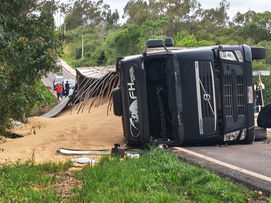 Bitrem carregado com farelo de soja tomba na Avenida dos Imigrantes